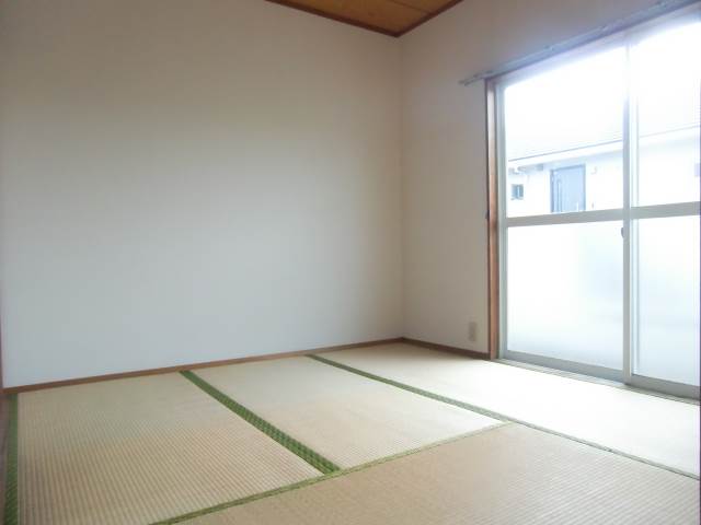 Other room space. Japanese-style room clean!