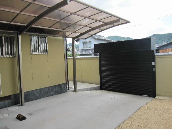 Parking lot. It comes with a car port for 1 vehicle.