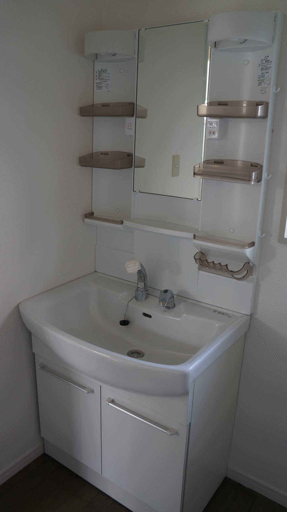 Wash basin, toilet