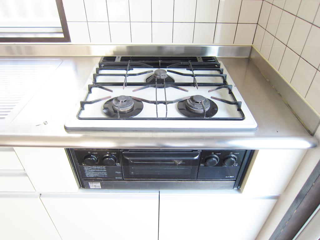 Kitchen. (O⌒∇⌒o) system Kitchen, 3-neck with stove