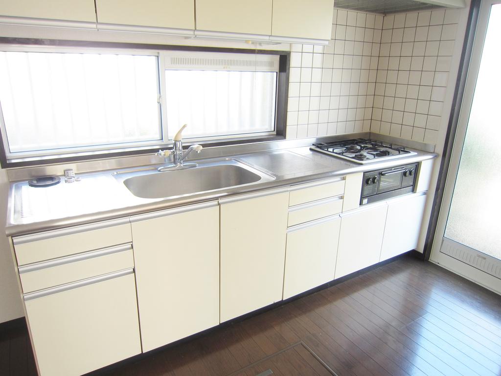 Kitchen. (O⌒∇⌒o) wide kitchen