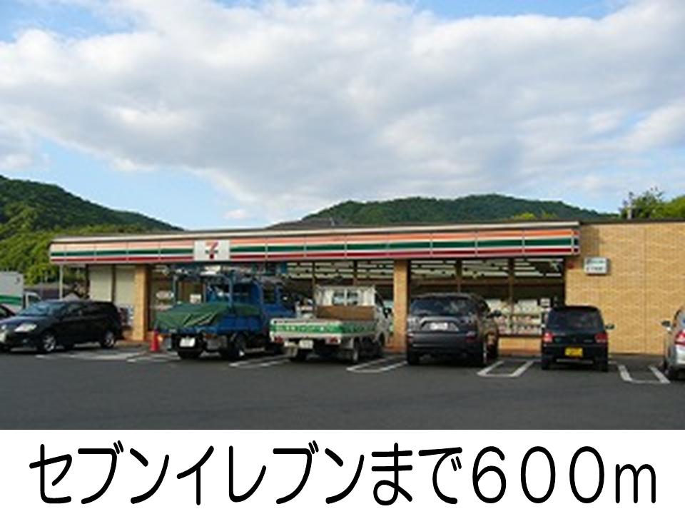 Convenience store. 600m to Seven-Eleven (convenience store)