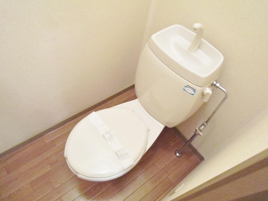 Toilet. (O⌒∇⌒o) (o⌒∇⌒o)