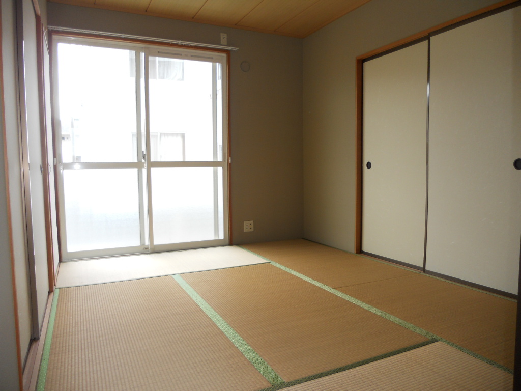 Living and room. South Japanese-style room 6 quires