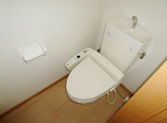 Toilet. (O⌒∇⌒o) (o⌒∇⌒o)