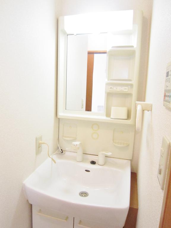 Washroom. (= ^ 0 ^ =) washbasin shower