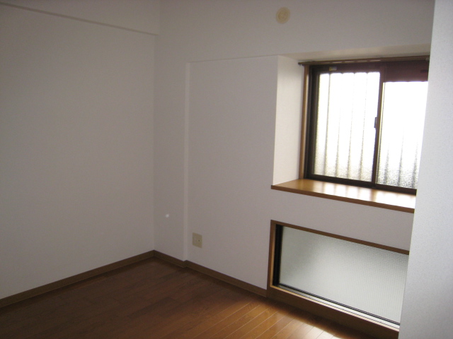 Living and room. Corridor side room air conditioning can be installed