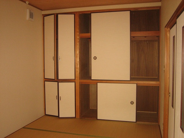 Receipt. Storage of Japanese-style room