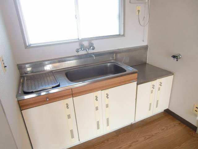 Kitchen. Two-burner stove can be installed