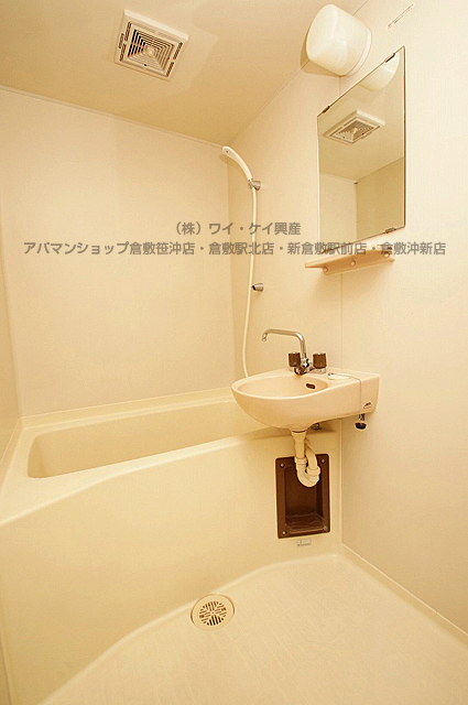 Bath. With bathroom window ☆