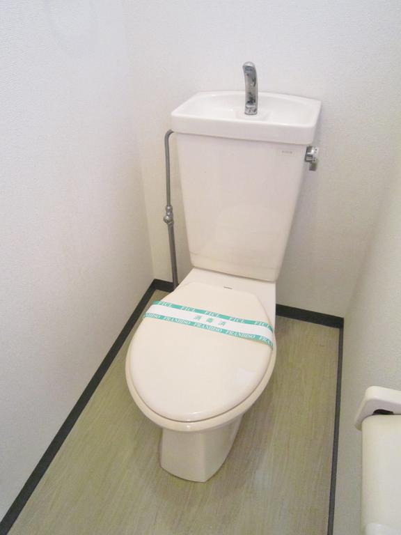 Toilet. (O⌒∇⌒o) (o⌒∇⌒o)