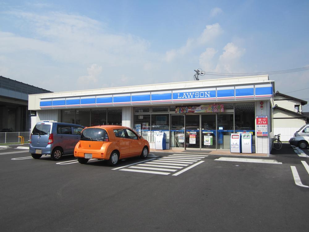 Convenience store. 700m to Lawson