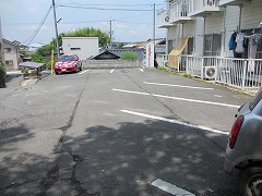 Parking lot. \ (◎ o ◎) / \ (◎ o ◎) / \ (◎ o ◎) /