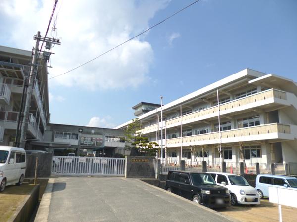 Junior high school. Tamashima 2320m to the East Junior High School