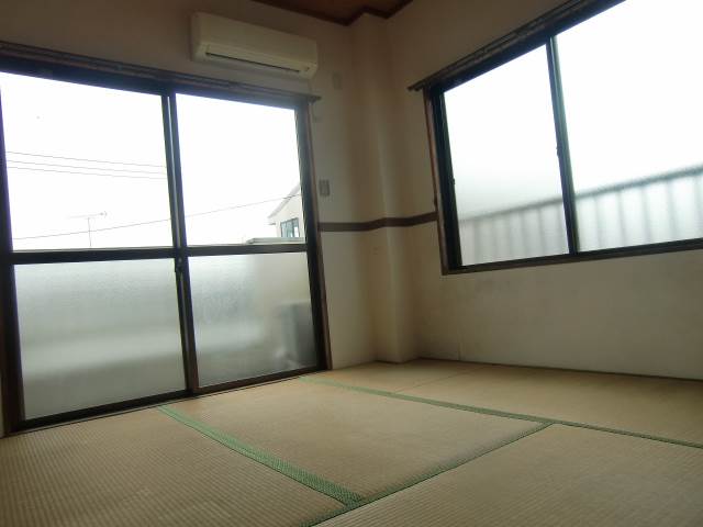 Other room space. And many windows bright air-conditioned Japanese-style ☆