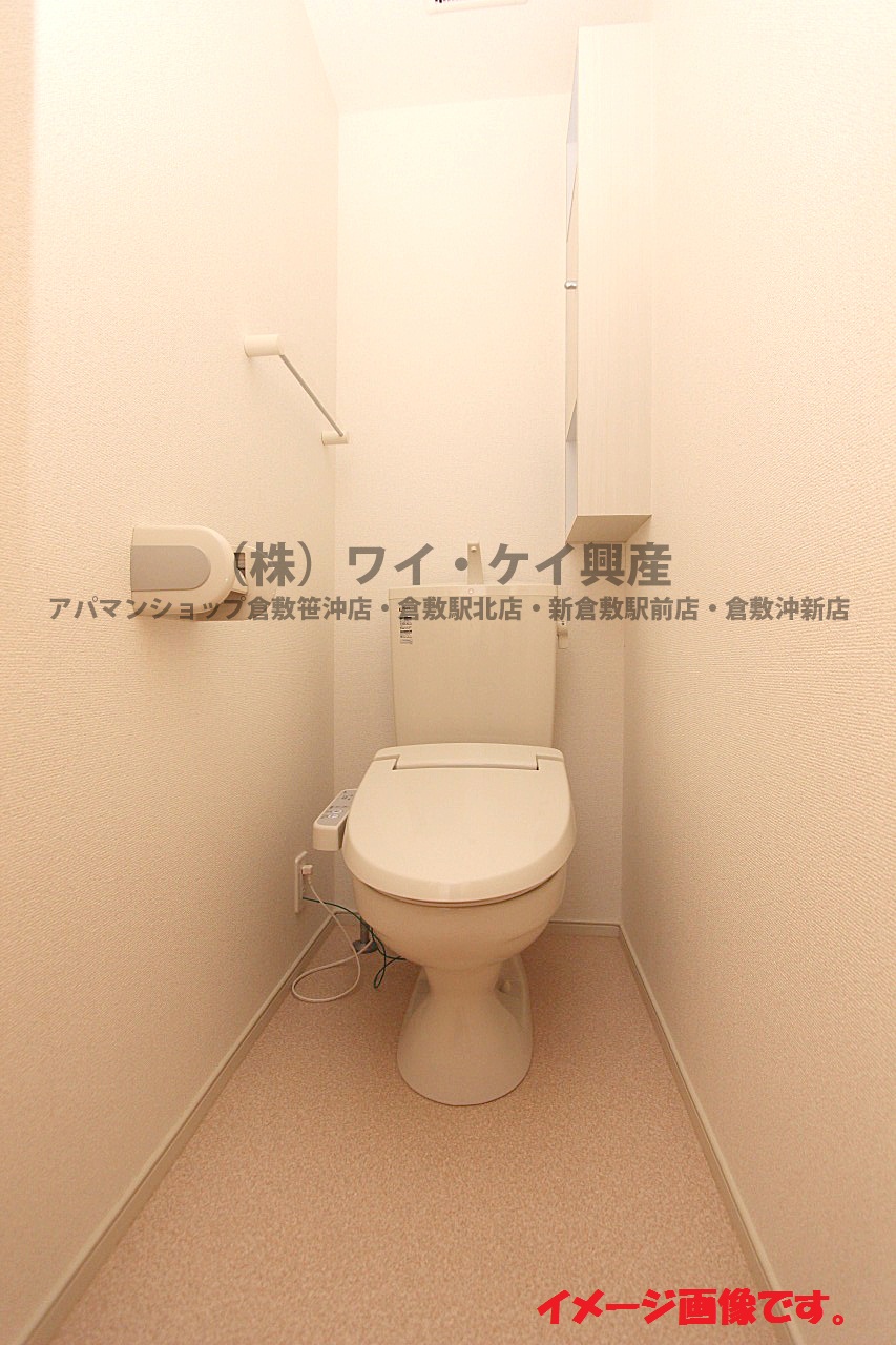 Toilet. It comes with a hot-water heating toilet seat ☆