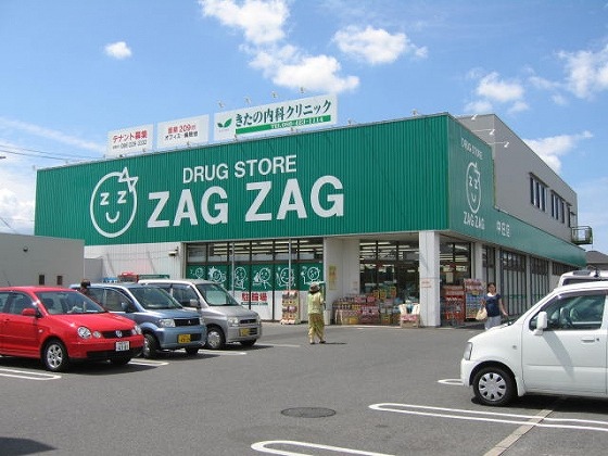 Dorakkusutoa. Zaguzagu middle. Shops 957m to (drugstore)