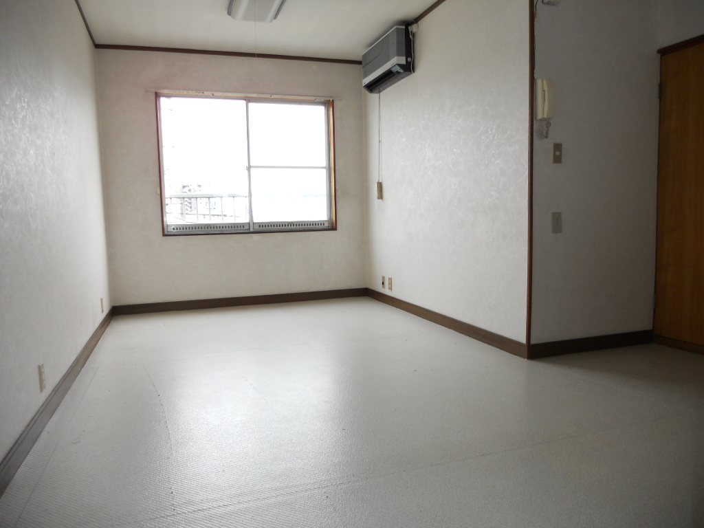 Living and room. Spacious LDK10 tatami mats or more