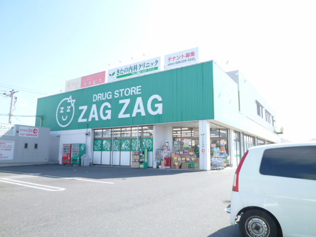 Dorakkusutoa. Zaguzagu middle. Store 1391m until (drugstore)