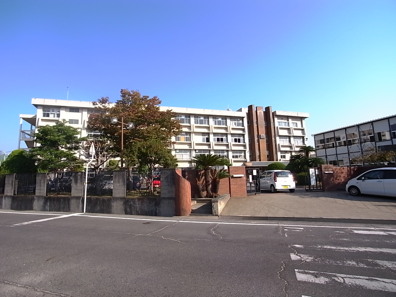 Junior high school. 2037m to Kurashiki Municipal Kurashiki first junior high school (junior high school)