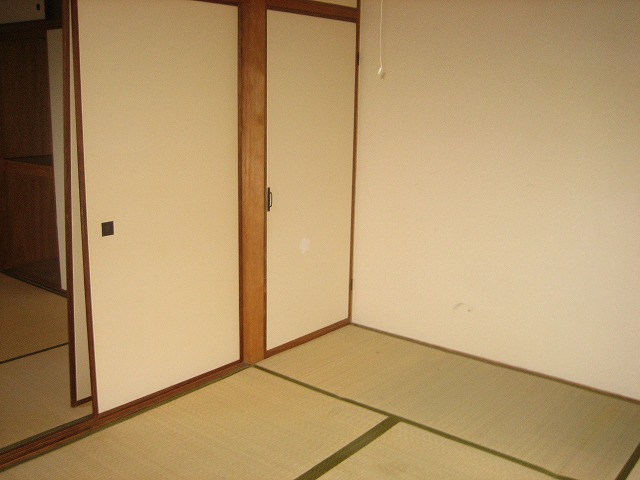 Receipt. Located in the 6-tatami mat room