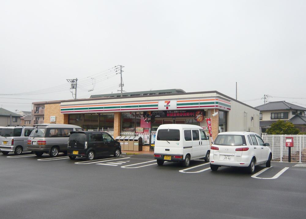 Convenience store. 400m 24 hours convenient to Seven-Eleven