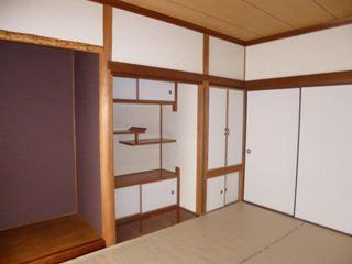 Non-living room. And finished with a Japanese-style room to feel the warmth of the wood. Alcove ・ Drawing room ・ There is a Buddhist altar room.