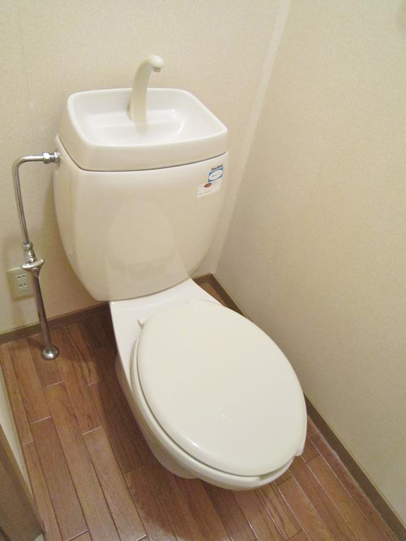 Toilet. (O⌒∇⌒o) (o⌒∇⌒o)