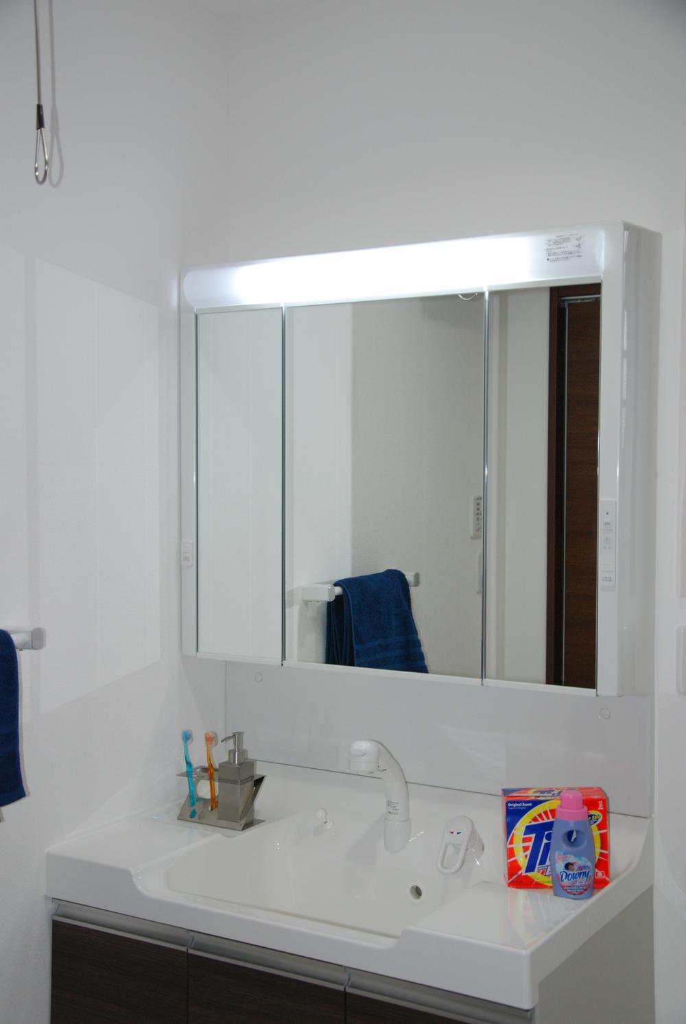 Building plan example (introspection photo). In 3-surface mirror in the bathroom, Storage is plenty.