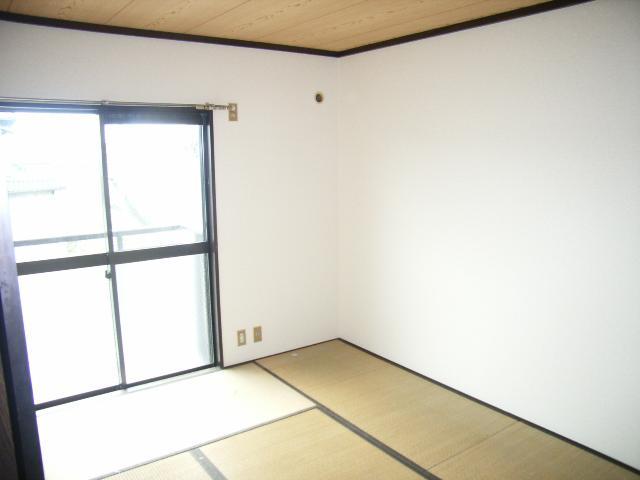 Living and room. The south side of the Japanese-style room