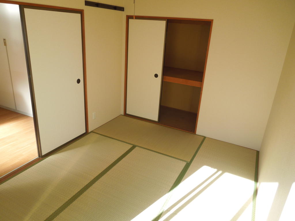 Living and room. It is south Japanese-style room 6 quires!