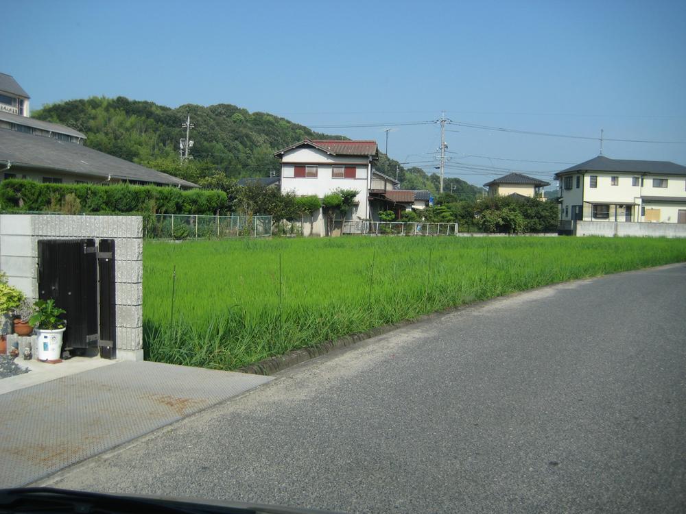 Local photos, including front road. From southwest