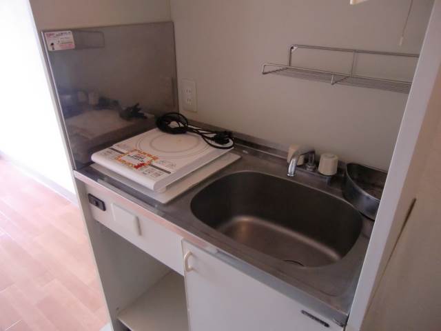 Kitchen. It comes with IH stove ☆