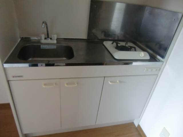 Kitchen. 1-neck with stove!