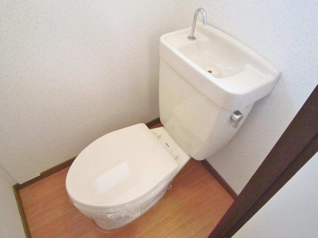 Washroom. \ (^ 0 ^) \ (^ 0 ^) \ (^ 0 ^)