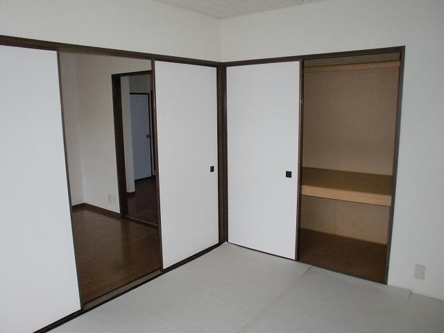 Living and room. The closet, It is divided into upper and lower three-stage