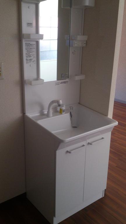 Washroom. New shampoo dresser, 600 is the size