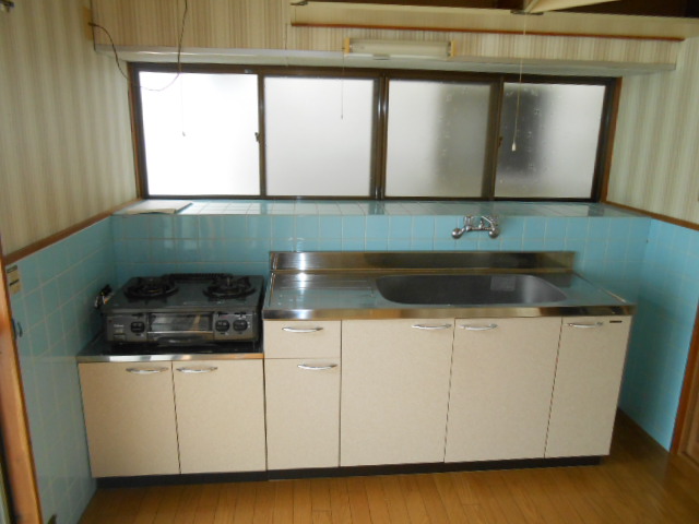 Kitchen. Kitchen! It is with gas stove!