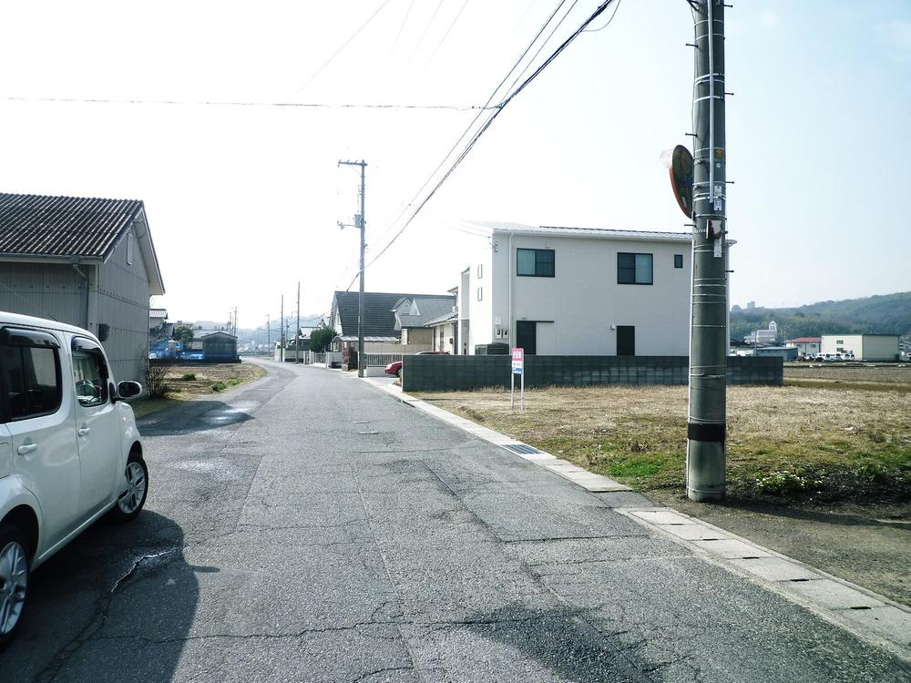 Local photos, including front road. Road leading to the land east bypass