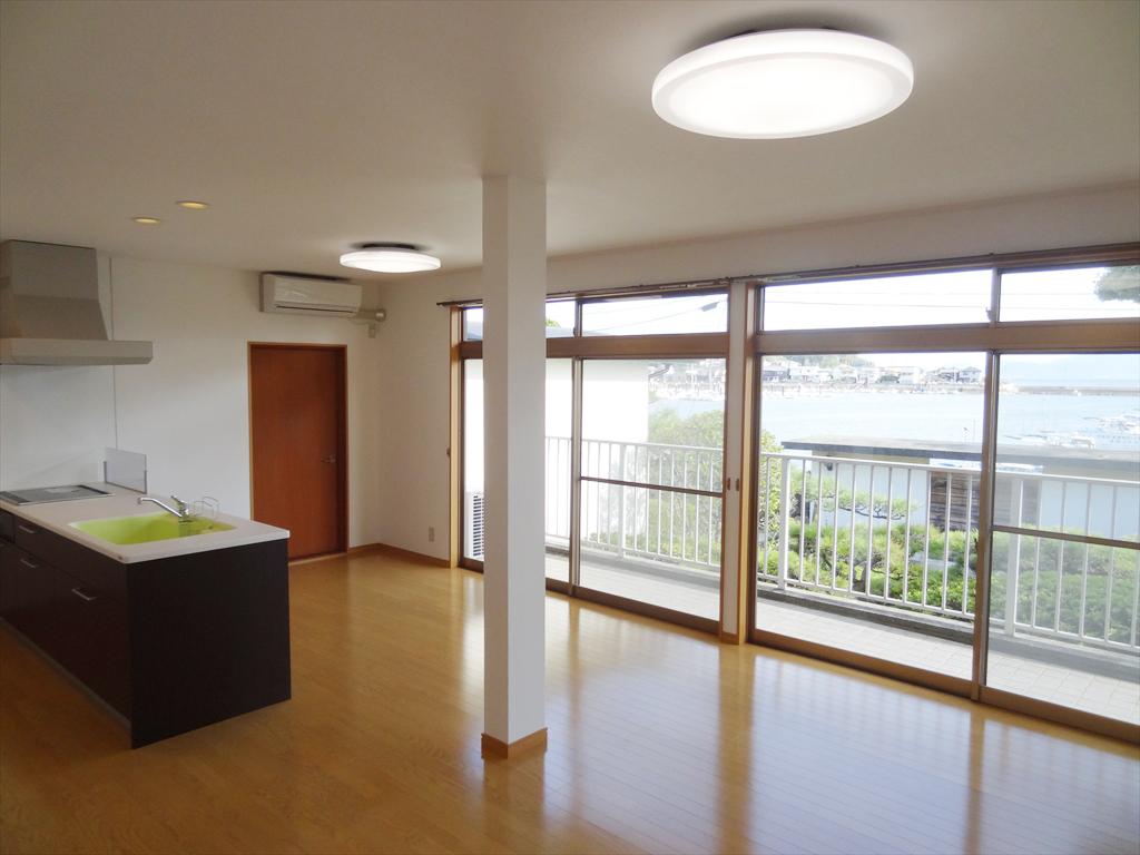 Living and room. Ocean view from the LDK