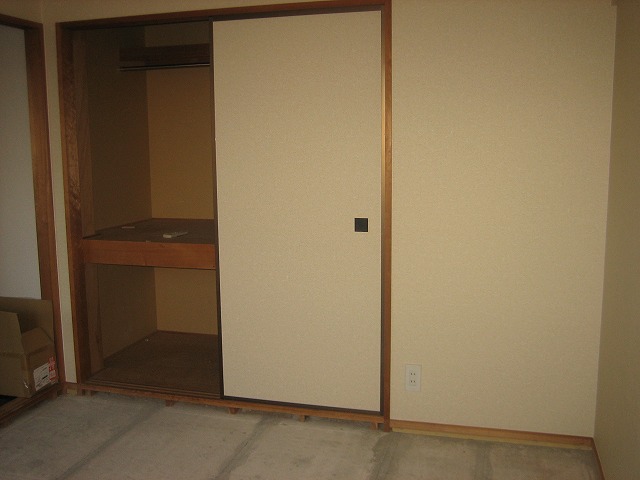 Other room space. 6-mat Japanese-style room storage