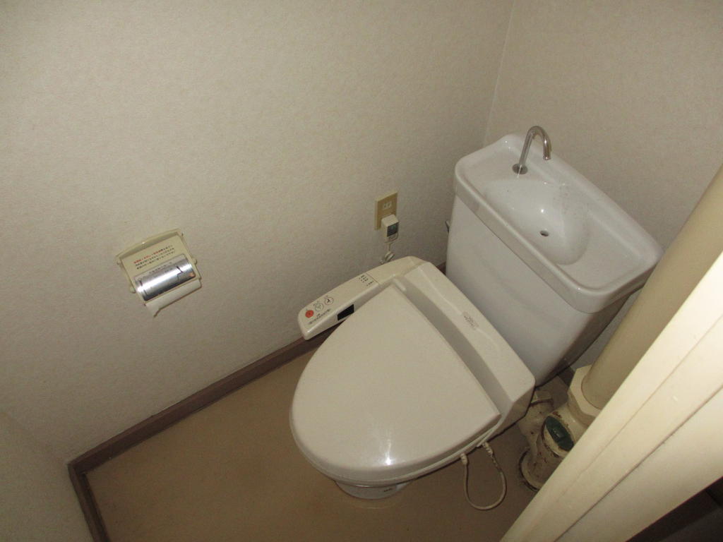 Toilet. (* ^ ▽ ^ *) (* ^ ▽ ^ *) (* ^ ▽ ^ *)