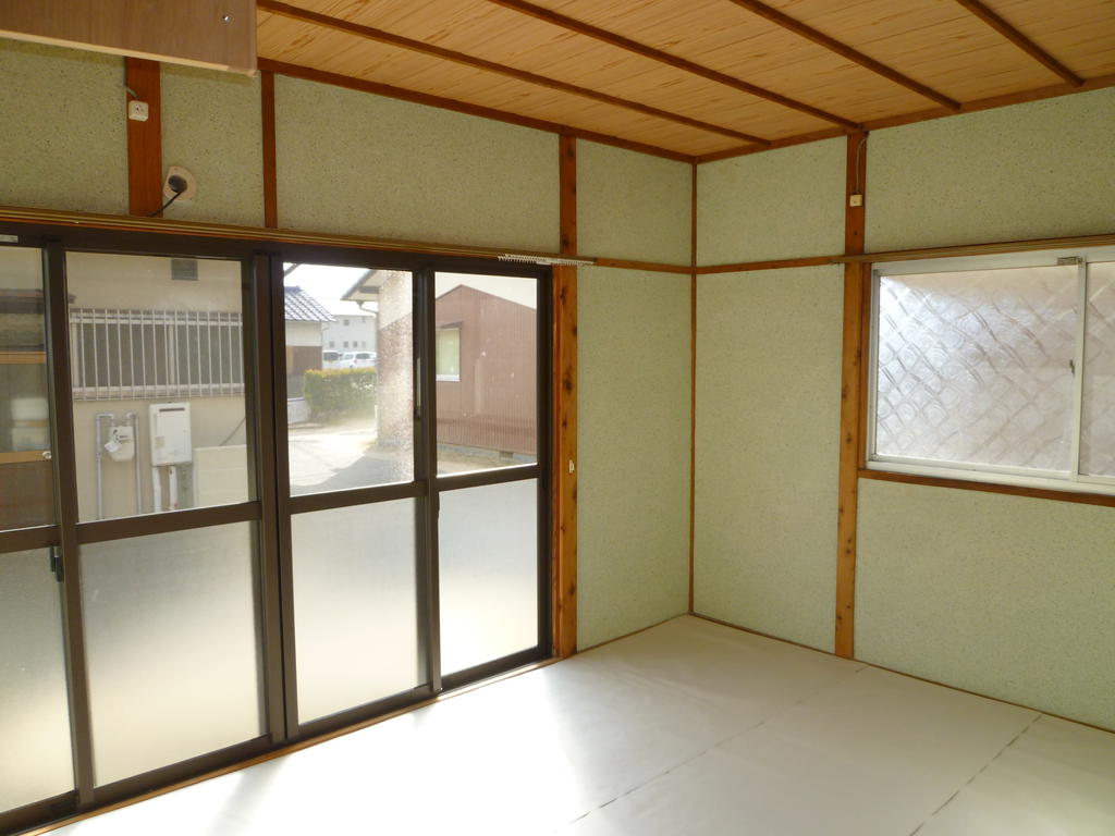 Living and room. Japanese-style room 6 quires Two-sided lighting