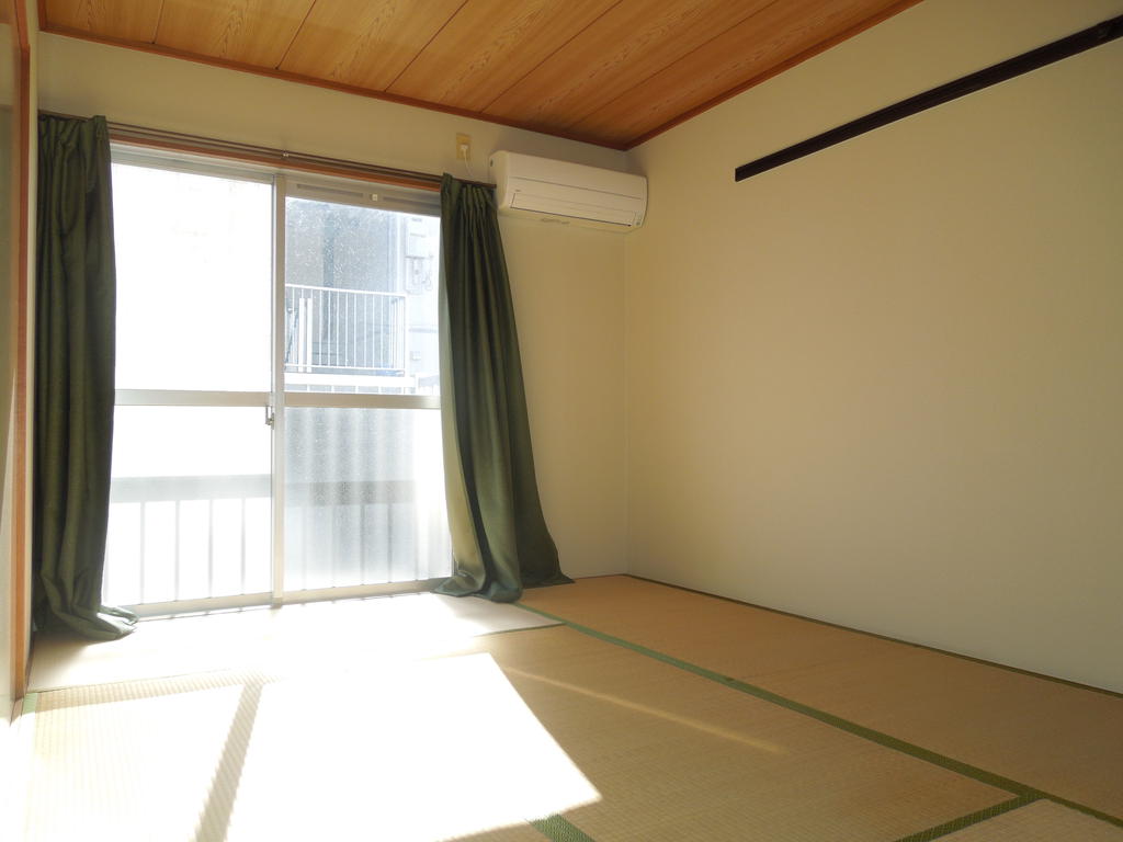 Living and room. South Japanese-style room is 6 quires!