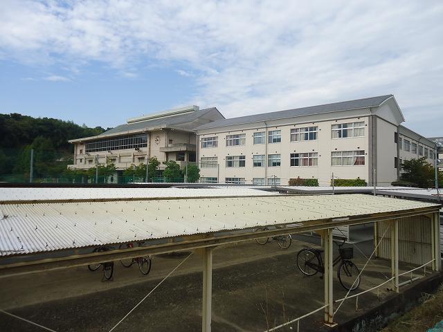 Junior high school. 3180m to the Okayama Prefectural Kurashiki Amagi junior high school (junior high school)