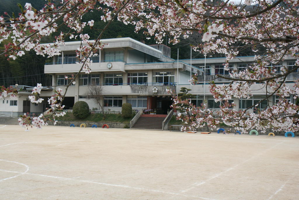 Primary school. 1798m to Maniwa City Ochiai elementary school (elementary school)