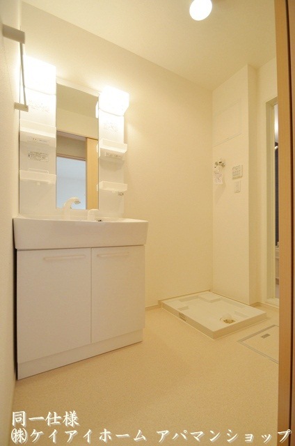 Washroom. The same type photo ☆ It is a useful wash basin with shampoo