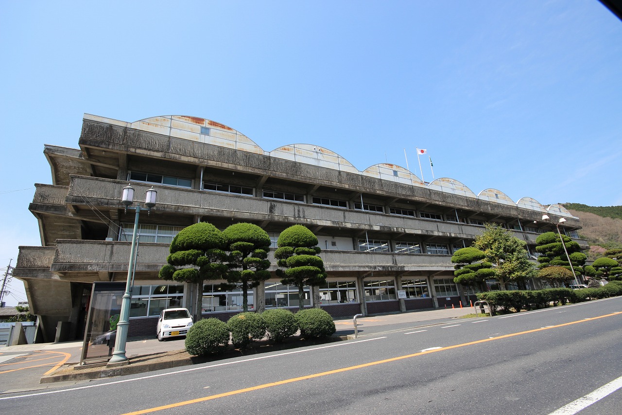 Government office. 2800m to Maniwa city hall Ochiai Government building (office)