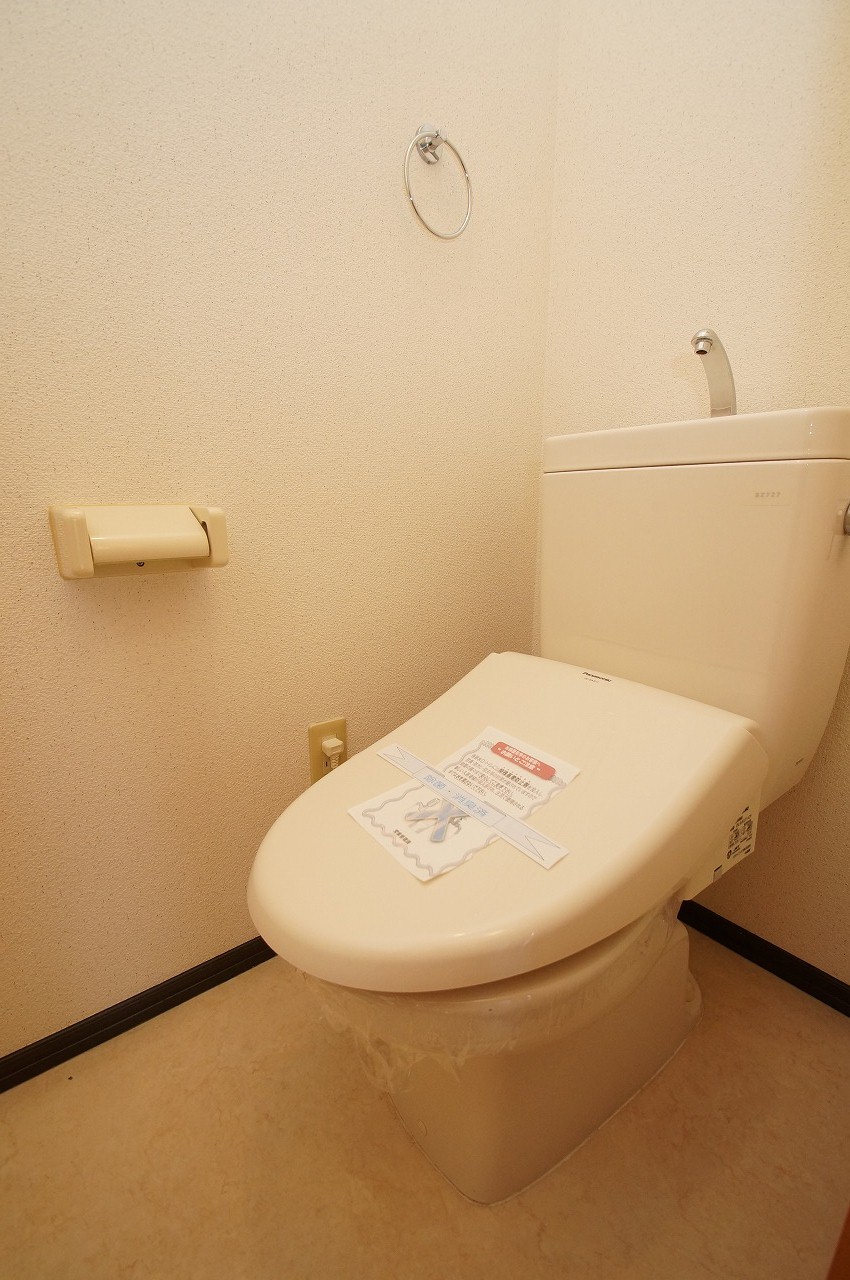 Toilet. With a heated toilet seat ☆
