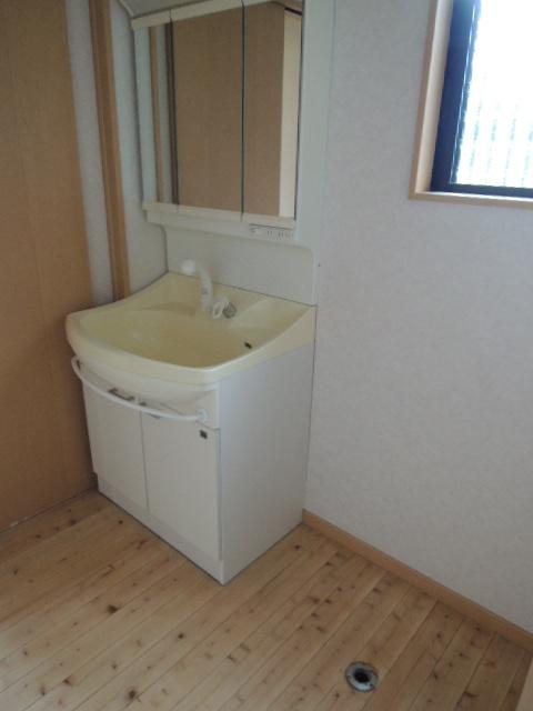 Wash basin, toilet. Indoor (10 May 2013) Shooting